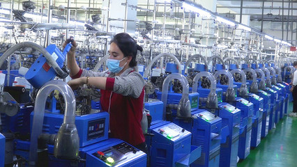 墨玉縣這個鄉(xiāng)鎮(zhèn)企業(yè)每天生產(chǎn)18萬雙襪子 帶領200余人就業(yè)